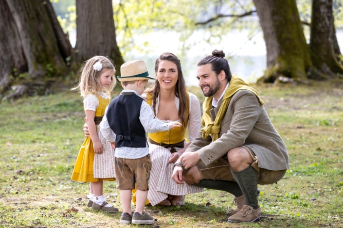 kindermode salzburg trachten für kinder moser tracht lederhosen dirndlkleider strickjacken