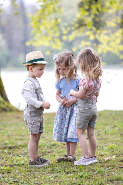 kindermode salzburg trachten für kinder moser tracht lederhosen dirndlkleider strickjacken