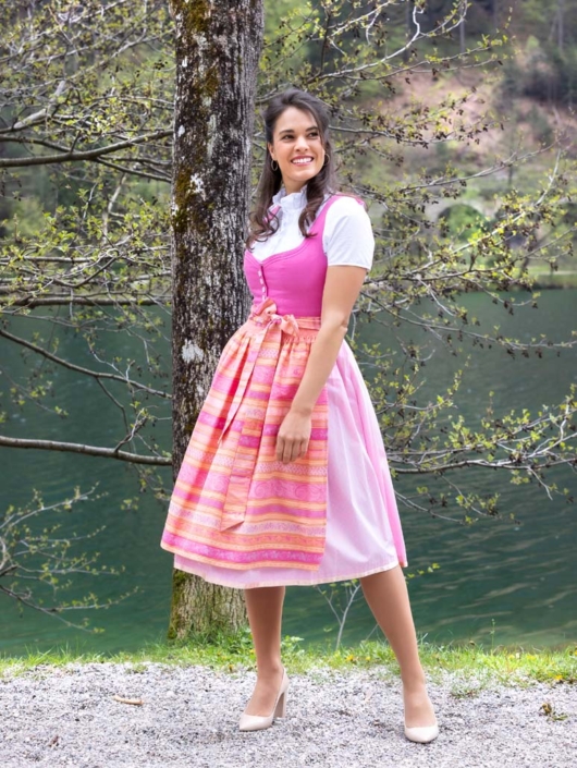 Dirndl Dirndlkleider Trachtenbekleidung Damen Trachtenmoden moser salzburg trachtengeschäft Dirndlbluse Dirndlschürze