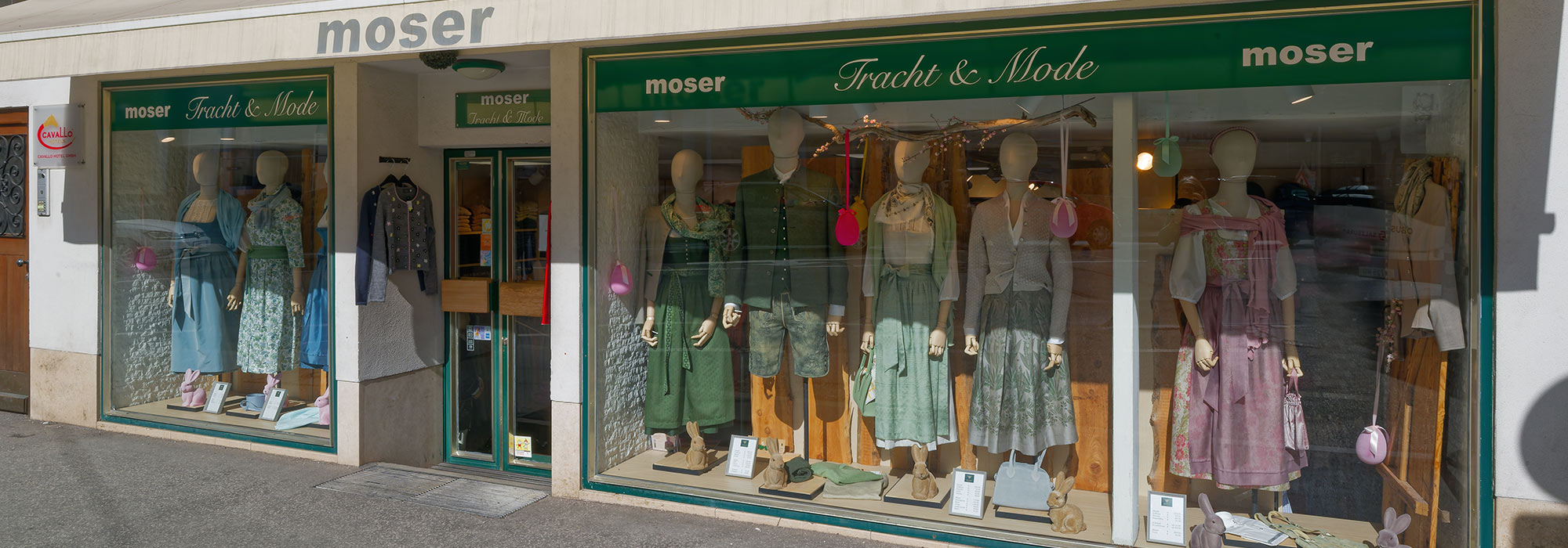 moser Salzburger Trachten Karajanplatz Pferdeschwemme moser Salzburger Trachten Karajanplatz Pferdeschwemme